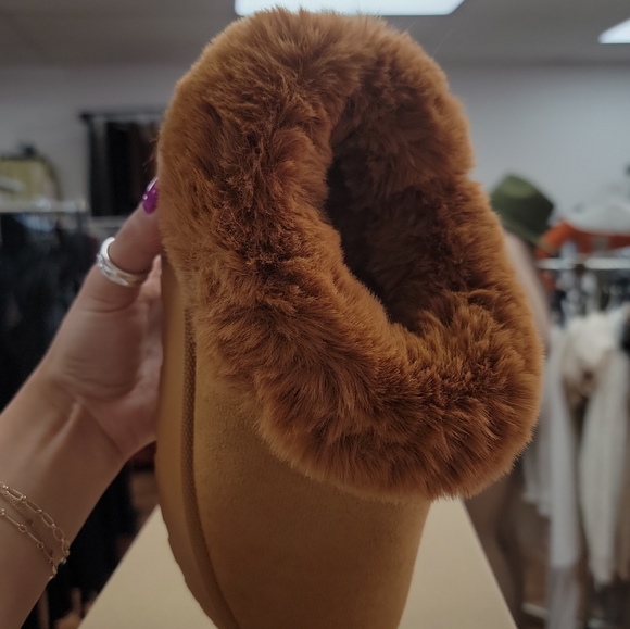 NEW IN BOX hUGG slippers fur boots fur booties - Picture 3 of 5